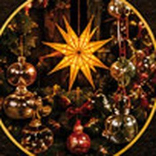 Leuchtender Stern und Christbaumkugeln