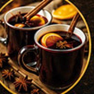 Zwei Tassen Glühwein mit Orangen und Sternanis